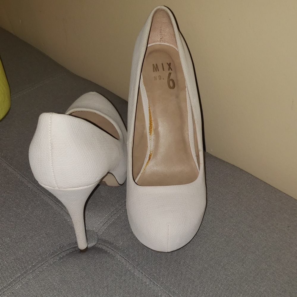 White pumps - Picture 2 of 3